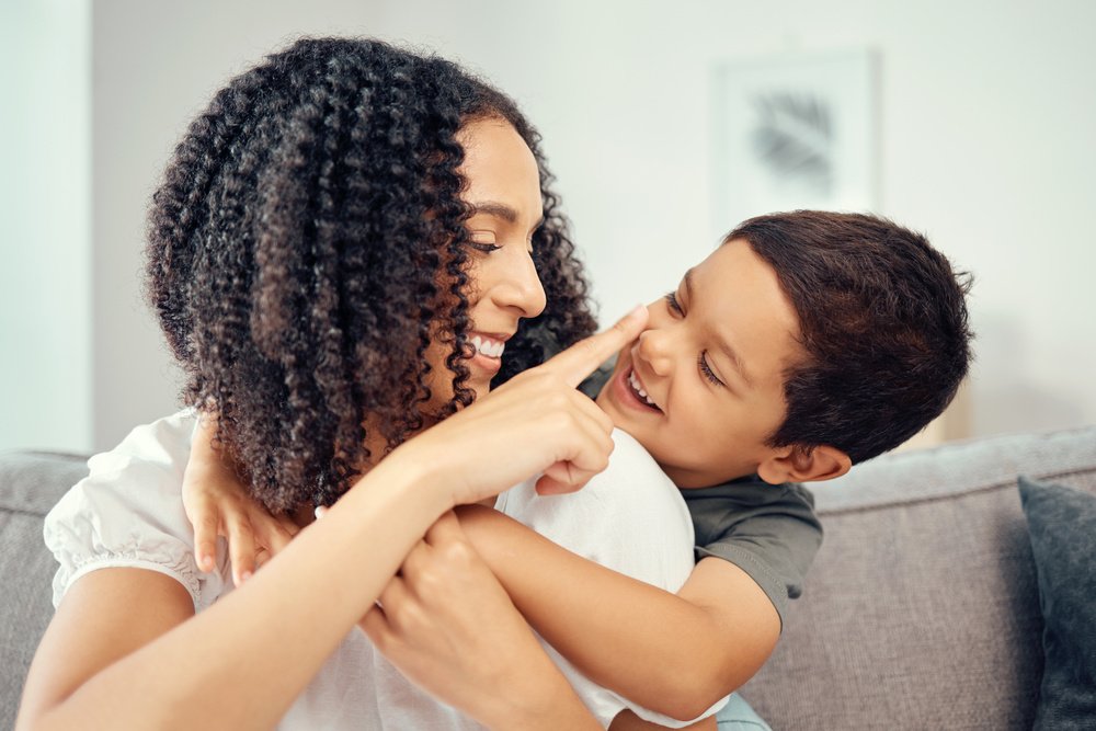 Mãe e filho pensando nos benefícios da lavagem nasal em crianças