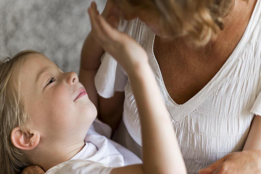 Mãe e filho se posicionando para fazer lavagem nasal em crianças