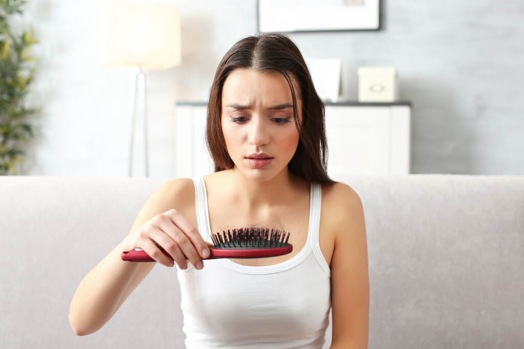 Mulher identificando que precisa de produto para queda de cabelo