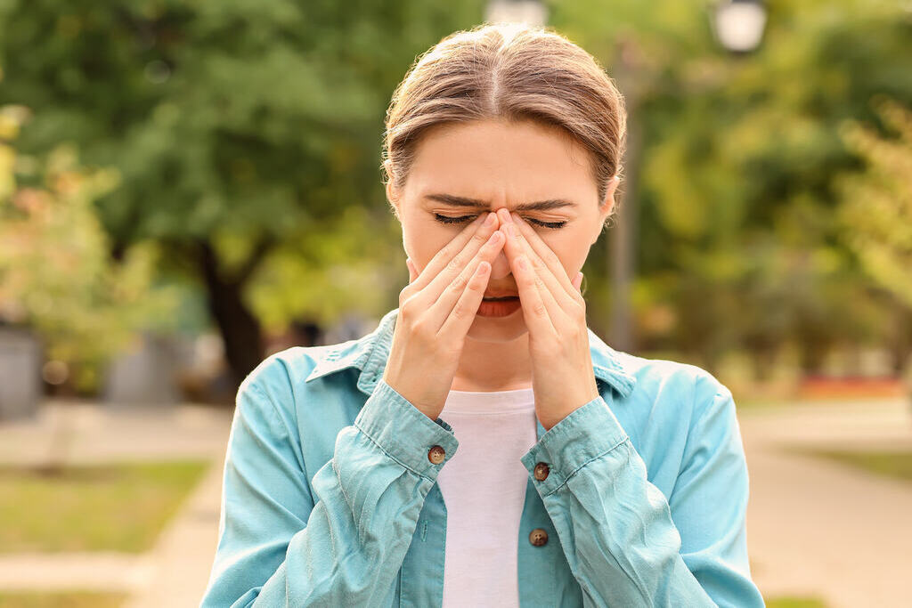 Mulher com alergia nos olhos por causa de alimentos