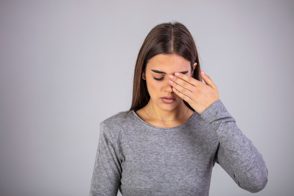 Mulher com doenças da pálpebra