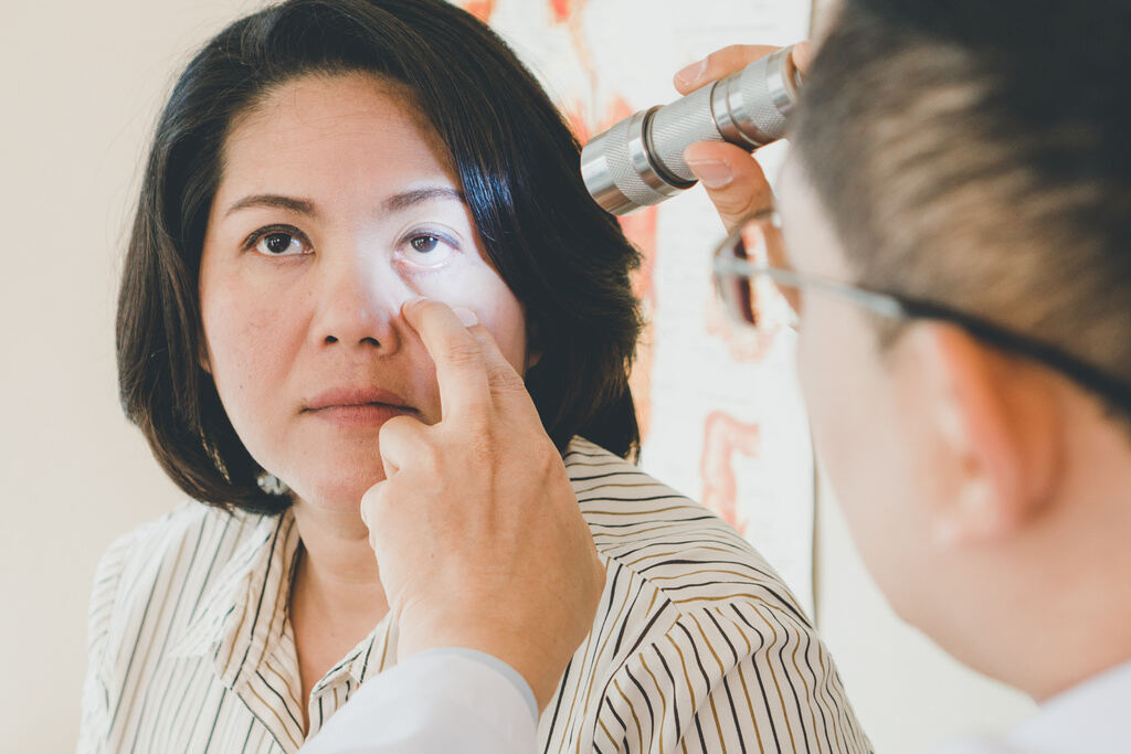 Oftalmologista examinando os olhos do paciente para ver se precisa de colírios para glaucoma