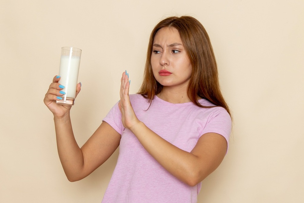 Mulher evitando leite porque tem intolerância a lactose