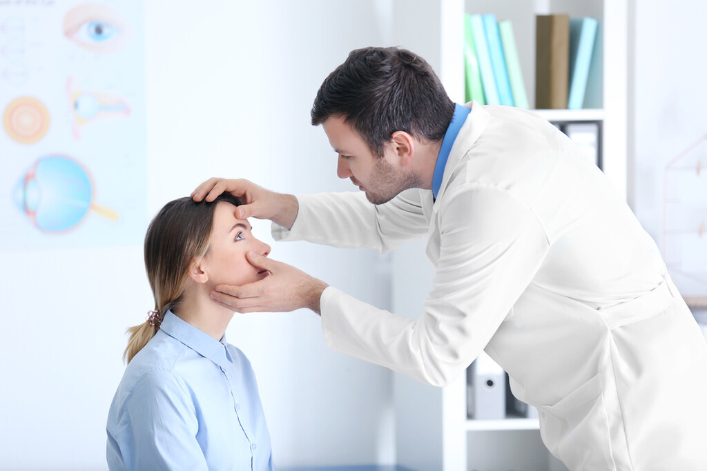 Mulher com inflamação nos olhos sendo examinada