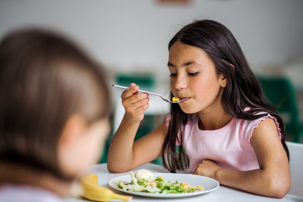 Crianças comendo para manter a imunidade infantil